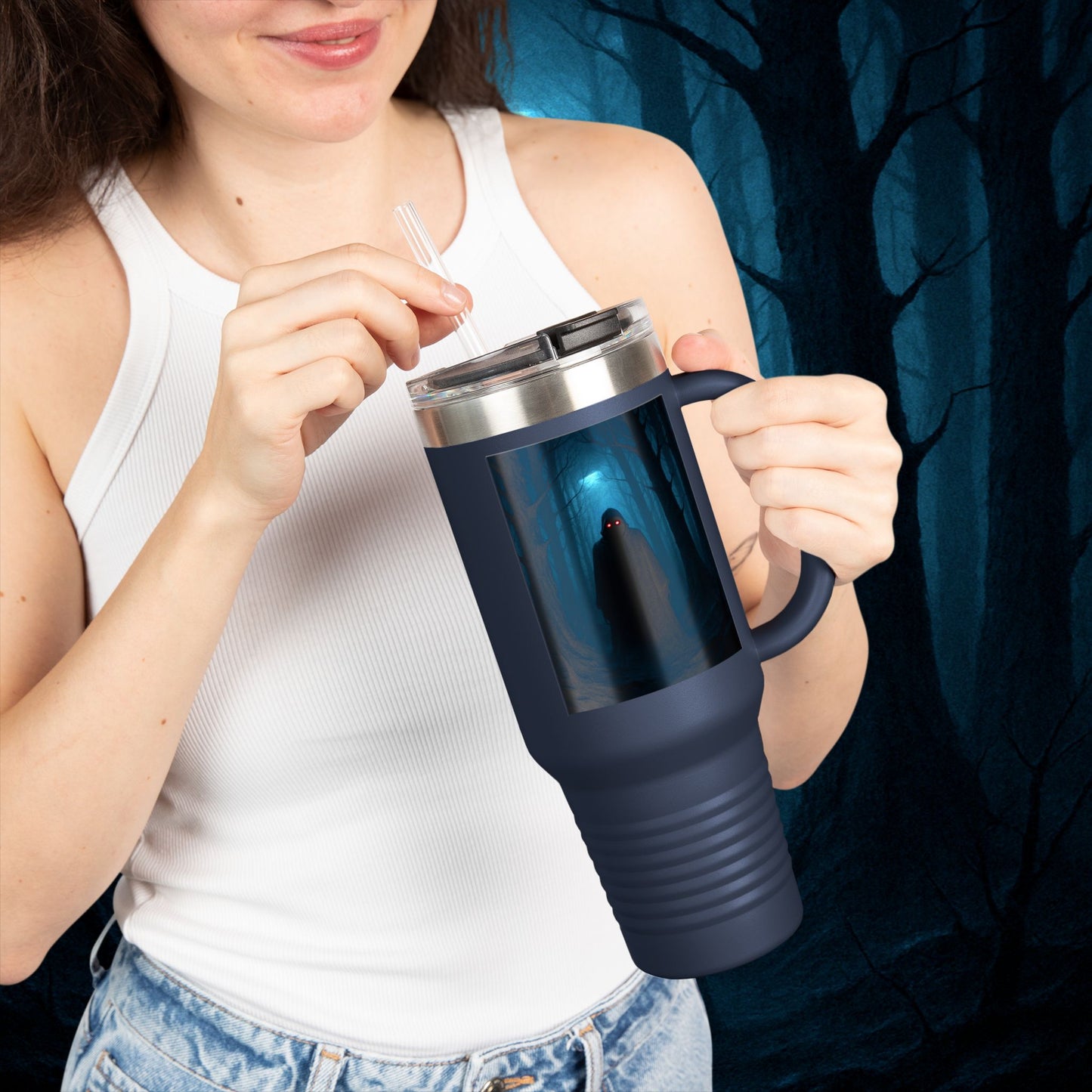 "Taza de viaje aislada 🖤 El Vigía del Bosque Oscuro"