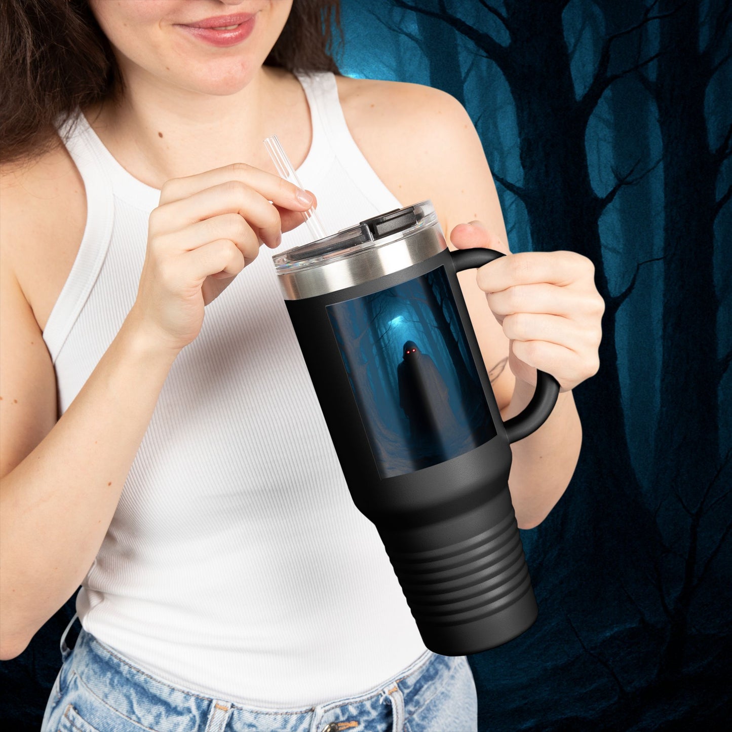 "Taza de viaje aislada 🖤 El Vigía del Bosque Oscuro"