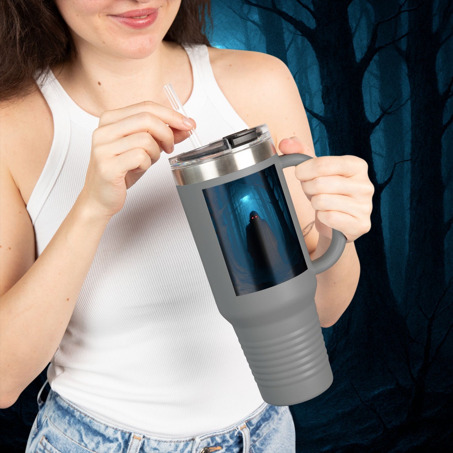 "Taza de viaje aislada 🖤 El Vigía del Bosque Oscuro"