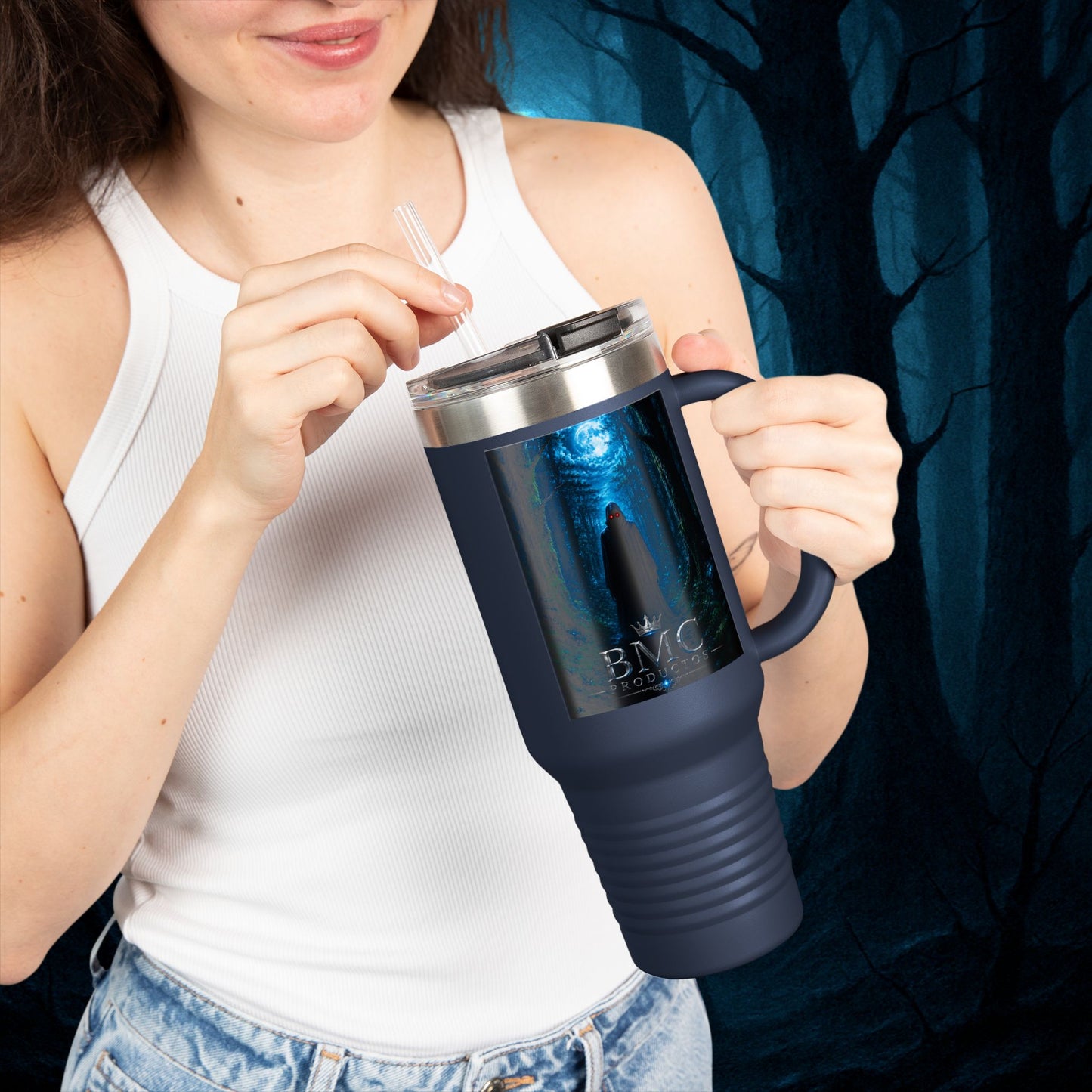 "Taza de viaje aislada 🖤 El Vigía del Bosque Oscuro"