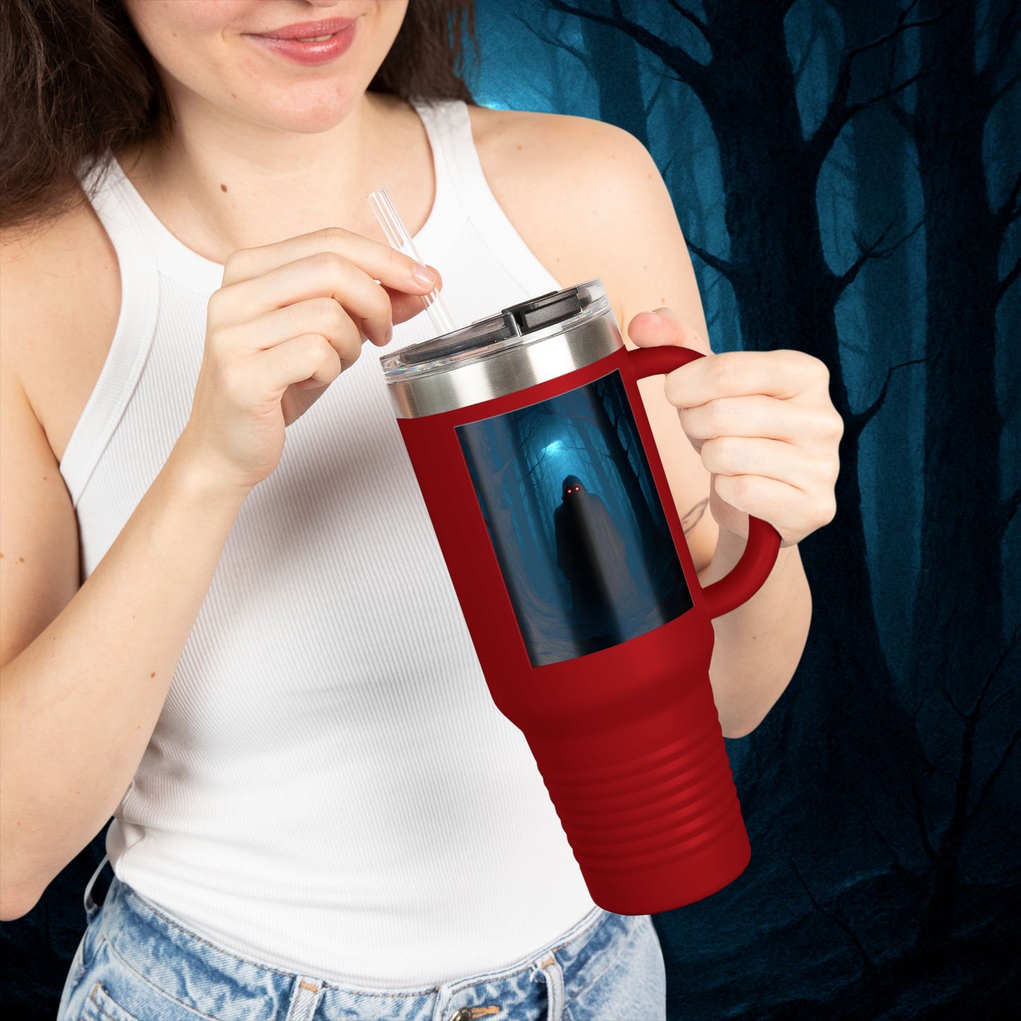 "Taza de viaje aislada 🖤 El Vigía del Bosque Oscuro"