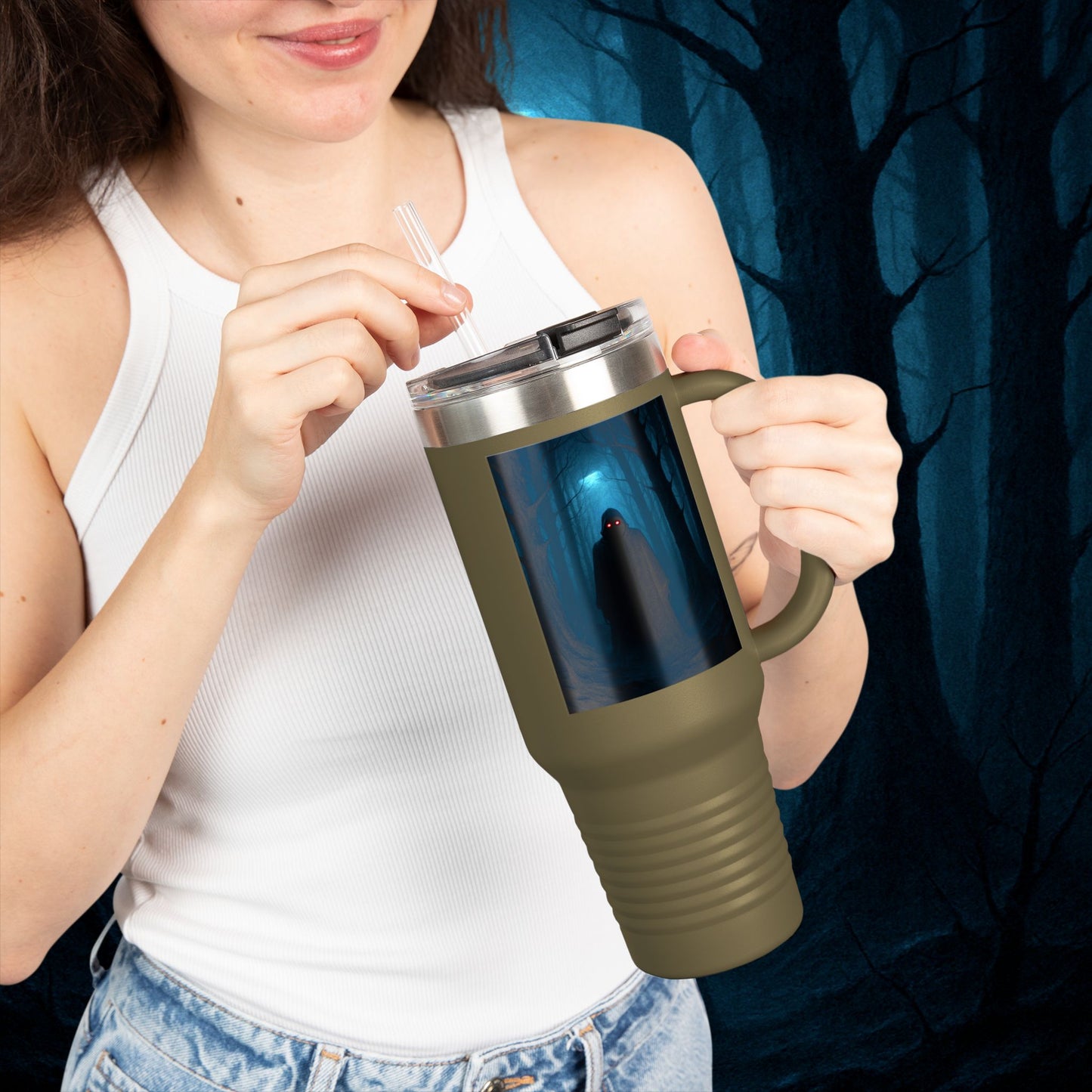 "Taza de viaje aislada 🖤 El Vigía del Bosque Oscuro"
