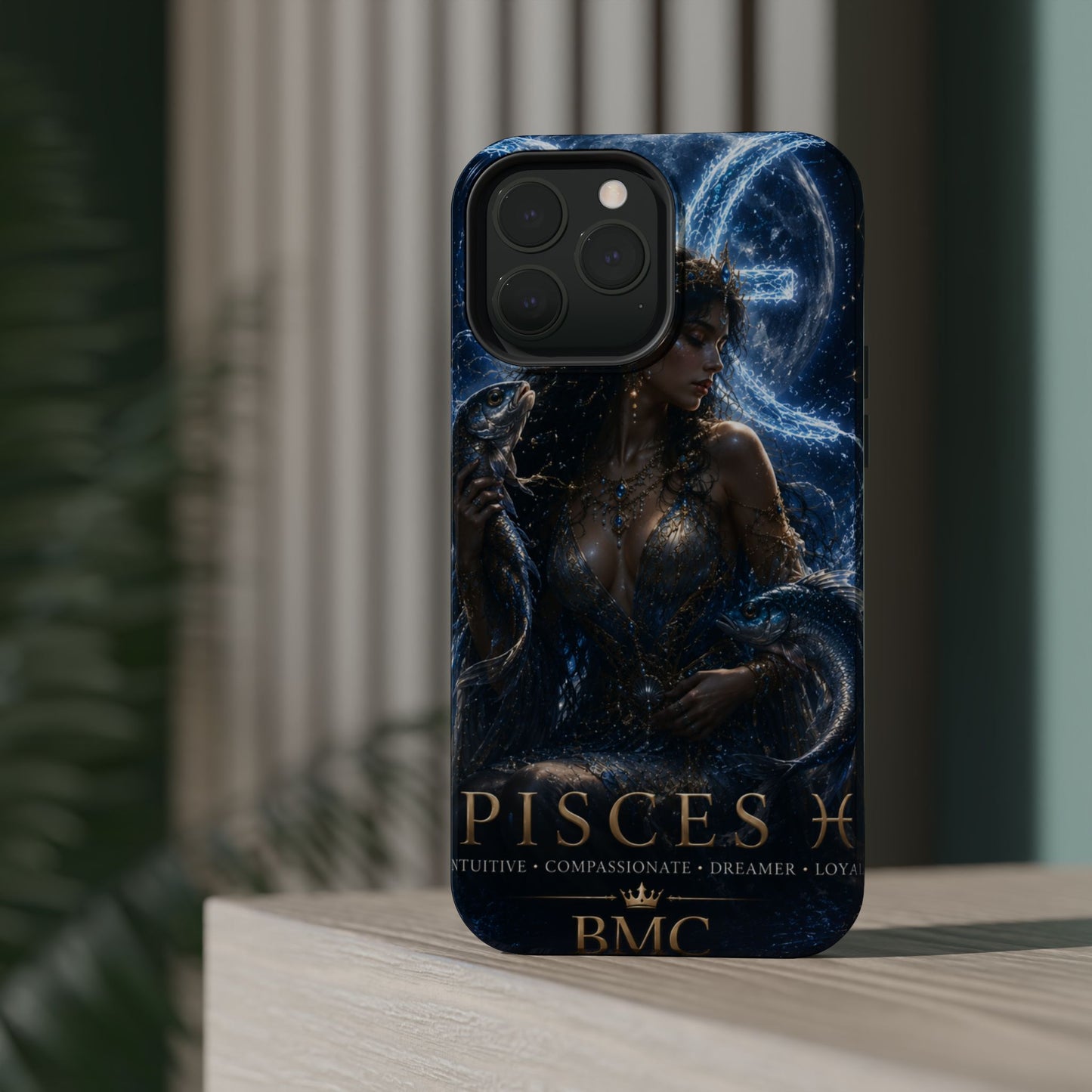 "Funda Magnética Reforzada Piscis M— La Guardiana de las Profundidades"
