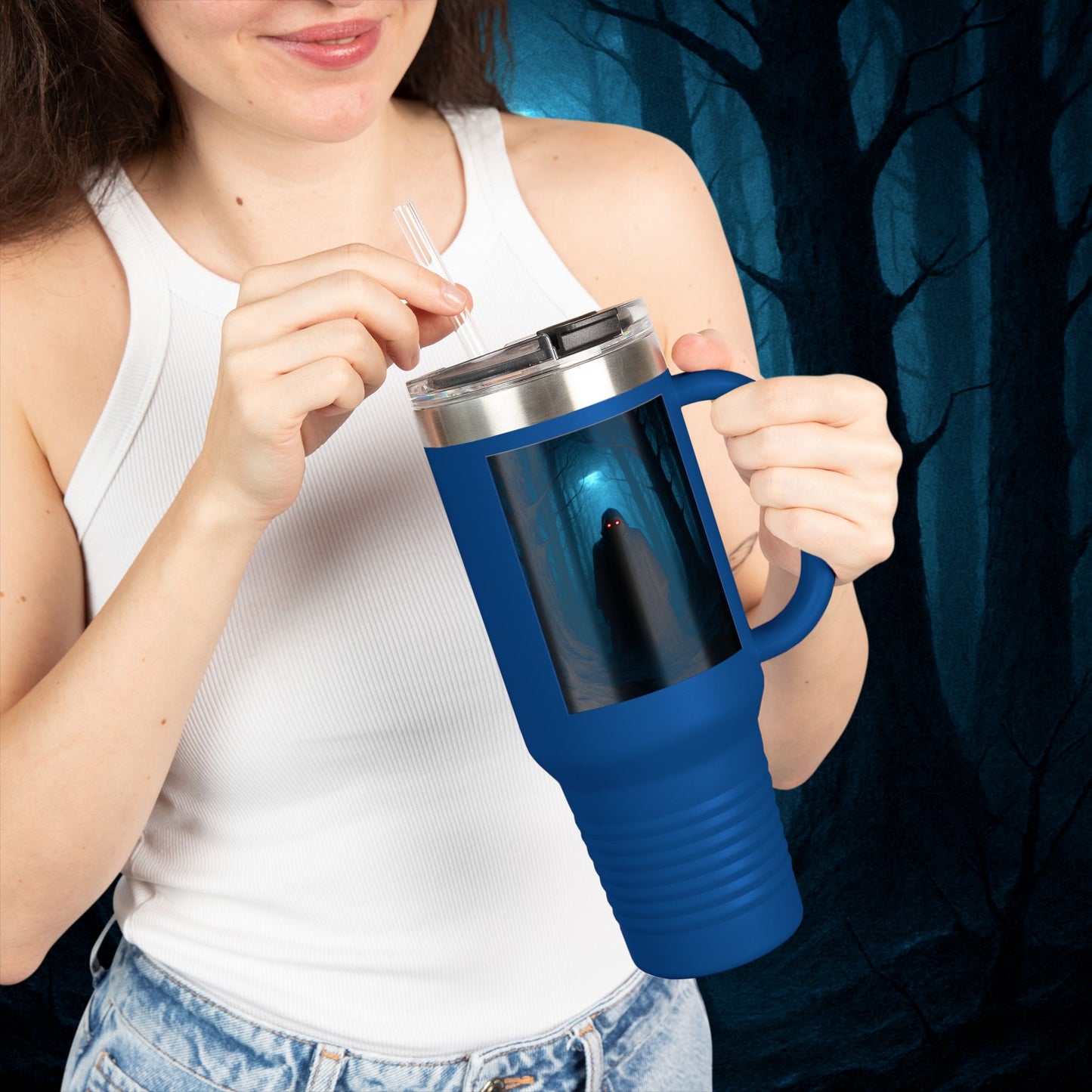 "Taza de viaje aislada 🖤 El Vigía del Bosque Oscuro"