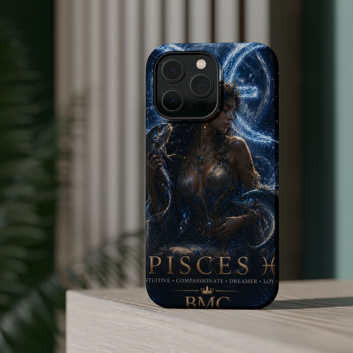 "Funda Magnética Reforzada Piscis M— La Guardiana de las Profundidades"