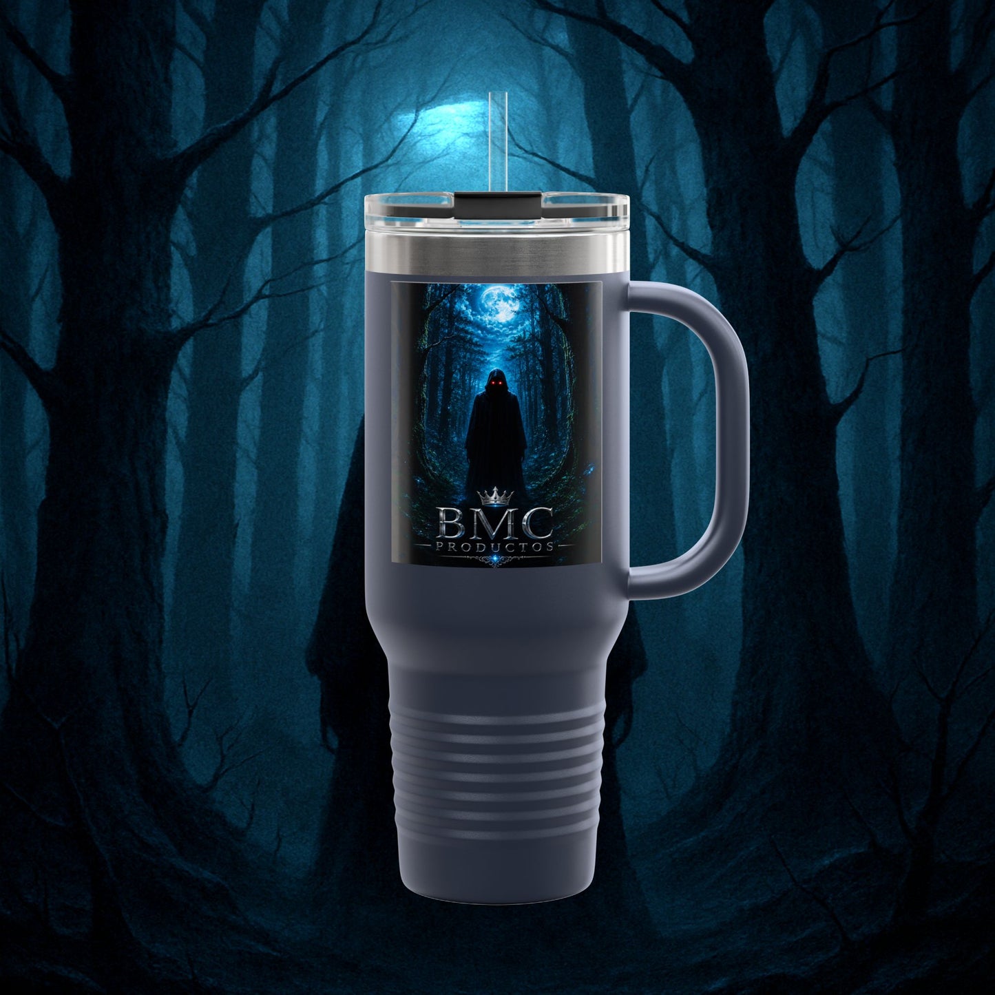 "Taza de viaje aislada 🖤 El Vigía del Bosque Oscuro"
