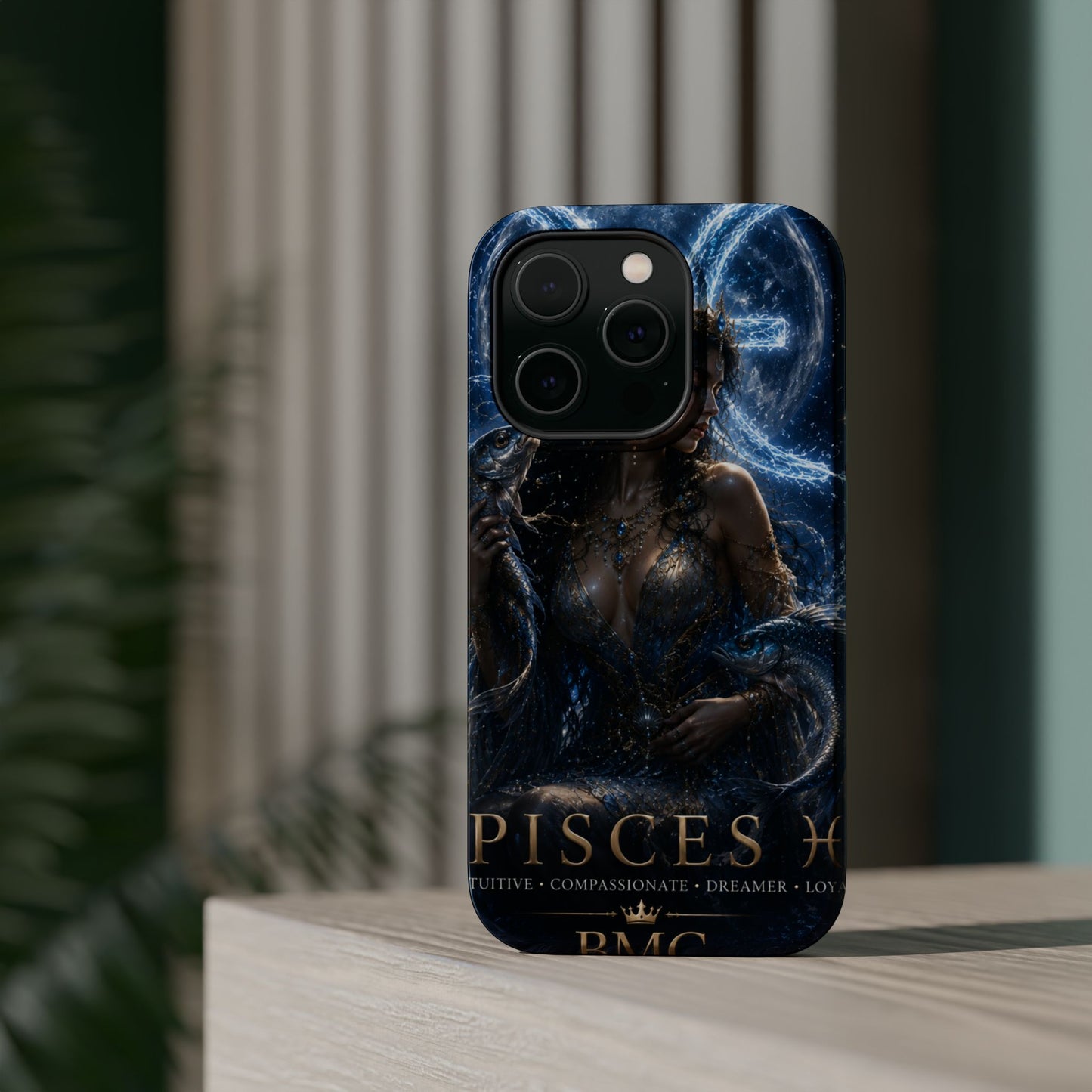 "Funda Magnética Reforzada Piscis M— La Guardiana de las Profundidades"