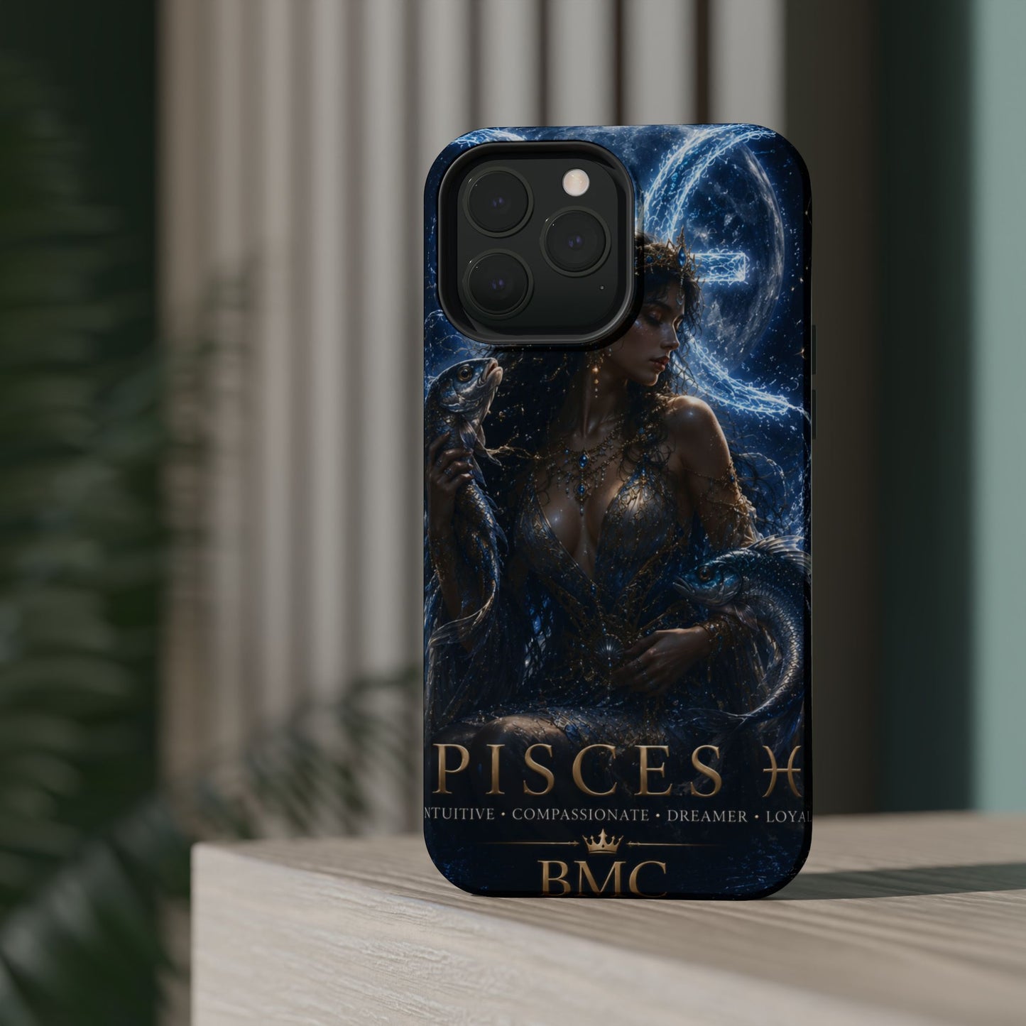 "Funda Magnética Reforzada Piscis M— La Guardiana de las Profundidades"