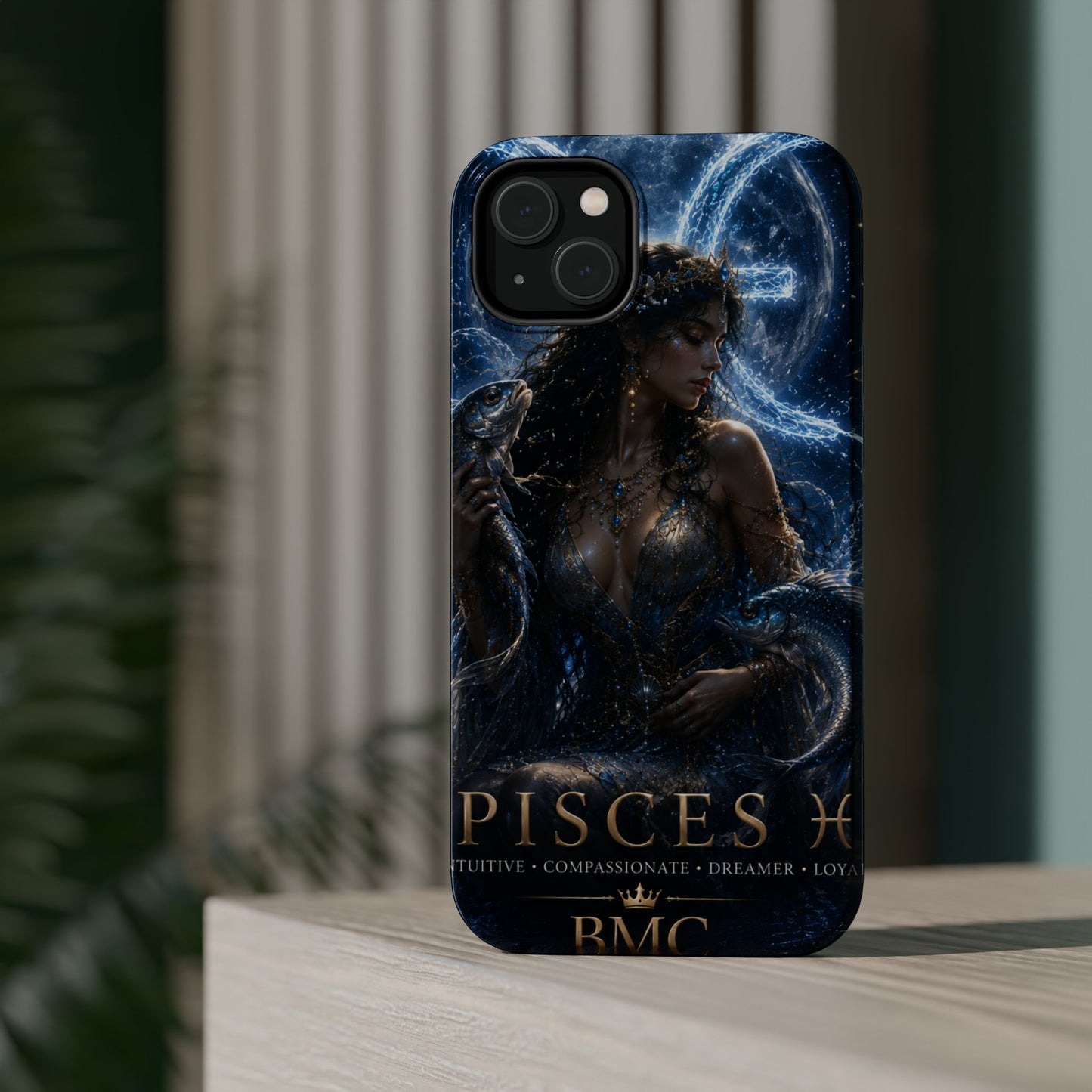 "Funda Magnética Reforzada Piscis M— La Guardiana de las Profundidades"