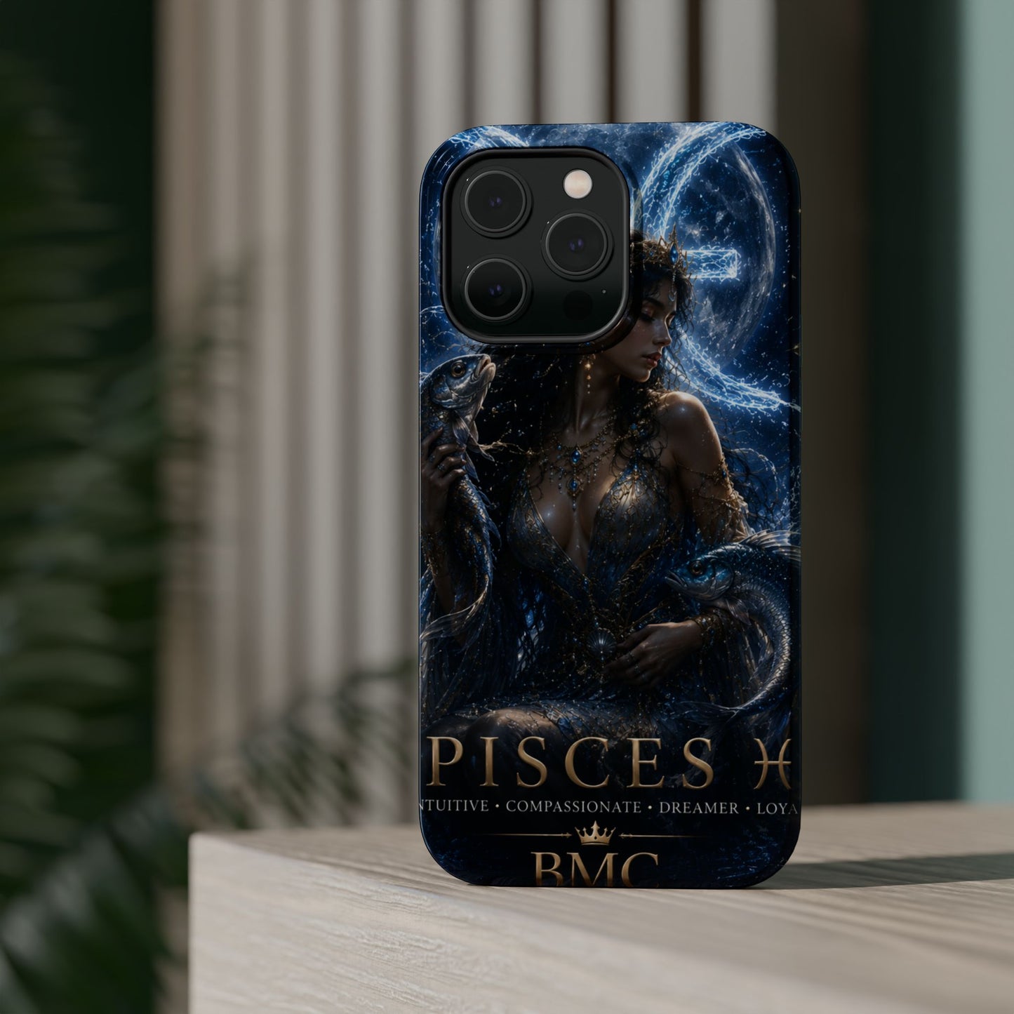 "Funda Magnética Reforzada Piscis M— La Guardiana de las Profundidades"