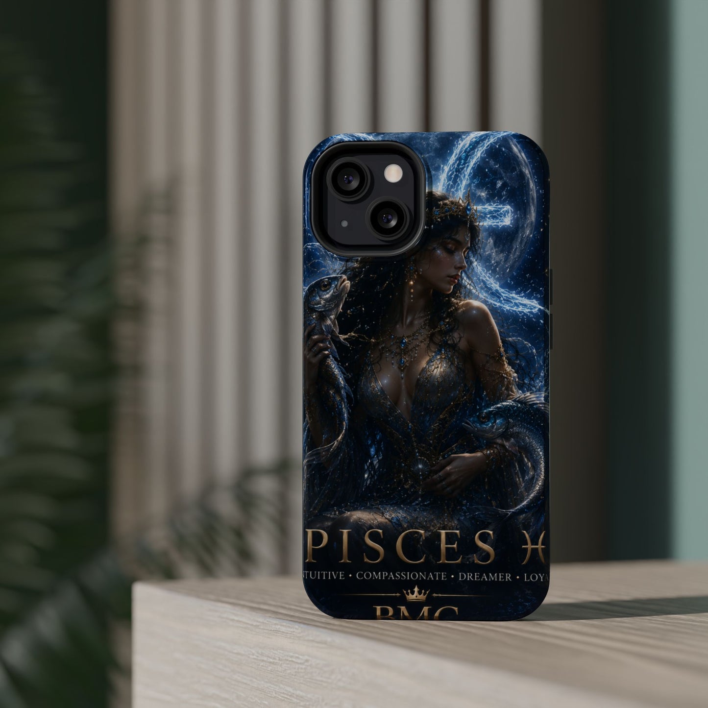 "Funda Magnética Reforzada Piscis M— La Guardiana de las Profundidades"